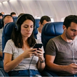 Companhia aérea dos EUA passa a exigir fones de ouvido e pode banir passageiros