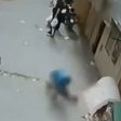 Homem salva criança que caiu de prédio segundos antes de atingir o chão