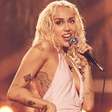 Miley Cyrus encara fã ousado em sessão de autógrafos em NY