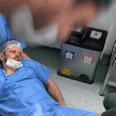 Pai desmaia ao ver filha nascer em SC e vídeo viraliza nas redes sociais