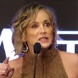 Sharon Stone se irrita em discurso e xinga 'moleques' que a menosprezaram