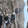 Turistas enfrentam 'congestionamento' e ficam presos em montanha; veja vídeo