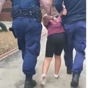 Menina autista é algemada pela polícia após crise em escola