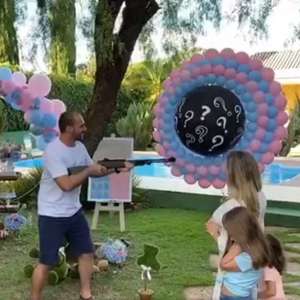 Eduardo Bolsonaro atira em balão para saber sexo do 1º filho