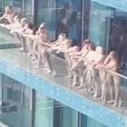 Mulheres são presas após posarem nuas em varanda de prédio