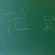 PUC-SP investiga suástica desenhada em sala de aula