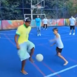 Yamal visita Rocinha e joga futebol com crianças durante férias no Brasil