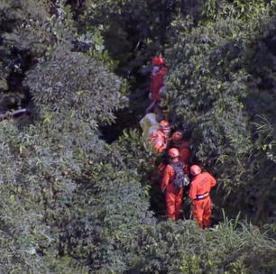 Piloto e três passageiras morrem em queda de helicóptero no Rio