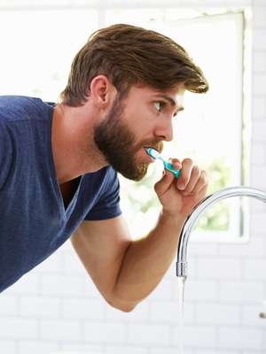 Escovar os dentes com água quente é prejudicial?