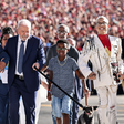 Influencer que entregou faixa a Lula critica fala sobre uso de muletas: "Capacitista"
