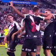 Atacante do Vasco faz gesto de "C" com as mãos para provocar torcedores do Fluminense