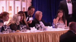 Trump é retirado às pressas de jantar nos EUA após disparos; veja o momento