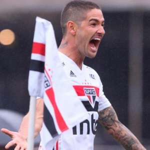 Parado há 3 meses, Pato entra na mira de clubes europeus