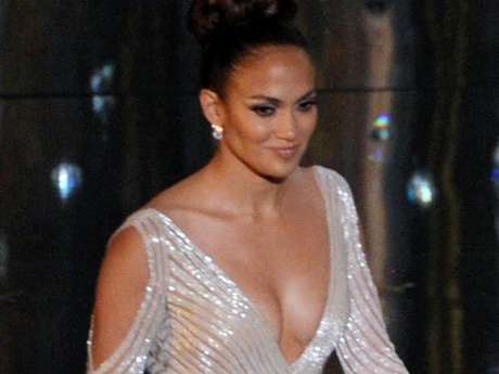 Getty Images El momento más inesperado y sorpresivo de la noche perteneció a las famosas bubis de Jennifer López, las cuales se salieron de control y en pleno escenario se pudo ver la aurora del pezón de la famosa Newyorican. Jlo fue muy criticada por la prensa internacional al no querer detenerse a tomarse fotos pero sin duda nuestra hermosa Jlo pasó la vergüenza de la noche que supo salvar muy bien al voltearse muy discretamente para tapar su pequeño pecado. Aunque no podemos mostrar la foto precisa de ese momento tan escandaloso, aquí les presentamos el escotazo de la Jlo en vivo y a todo color.