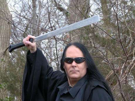 FACEBOOK / REPRODUCCION Jonathon "The Impaler" Sharkey, quien asegura ser un vampiro descendiente directo de Drácula, es uno de los más de 70 candidatos que se han inscrito en la Comisión Federal Electoral como aspirantes a la presidencia para el 2012. Sharkey, un exmilitar e instructor de lucha libre, dice estar a favor de la pena capital, en contra del aborto, respalda la legalización de la marihuana y la prostitución y asegura que de ser presidente impondría un precio nacional para la gasolina de USD 1 por galón.