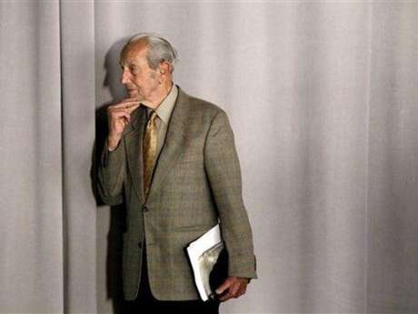 AP Harold Camping y su doble fallido. El predicador norteamericano causó un verdadero revuelo cuando anunció el año pasado, que el 21 de mayo de 2011 se acabaría el mundo. El pastor además gastó millones de dólares en publicidad para dar a conocer este hecho, pero la desazón también fue inmensa cuando no sucedió nada. Camping sufrió un derrame cerebral, pero igual siguió en su postura: dijo que se había equivocado en un cálculo y que en realidad, el apocalipsis iba a suceder en octubre de 2011.