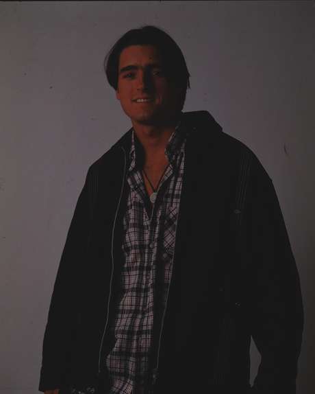 Gentileza Holanda Comunicaciones y TVN Jorge Antonio Zabaleta Briceno cumple hoy 42 años. Nacido el 18 de abril de 1970, el actual integrante del área dramática de TVN disfruta de una plenitud laboral y de la familia que formó con Francisca Allende, con quien tiene tres hijos: Raimundo (16), Milagros (5) y Antonio (3). Zabaleta partió en TV el año 1997 como parte de la teleserie "Playa salvaje" y desde allí no ha parado, estando en exitosas telenovelas, como "Marparaíso", "Machos", "Brujas", "Hijos del Monte" y actualmente "Aquí mando yo", por nombrar solo a algunas, y en las que ha pasado por diferentes looks, aunque el cambio más radical (de pelo largo más bigote y barba) lo vivió en 1999 cuando dio vida al actor callejero "Mauricio Méndez" en "CerroAlegre". Además, Jorge ha incursionado en la animación. A fines de los años noventa, por ejemplo, estuvo en "Video loco".