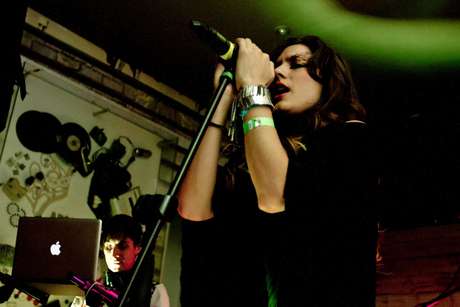 David Felipe Rincón/Terra De la mano de su vocalista Paula Barrientos, la agrupación bogotana Sexy Lucy armó una fiesta llena de sonidos vanguardistas, baile y mucho poder sobre la tarima, pues no es la primera vez que la exitosa banda llena un lugar a punta de buena música. Con un show que duró cerca de dos horas, Sexy Lucy demostró por qué es una de las propuestas más interesantes e innovadoras de los últimos tiempos, musicalmente hablando. Una de las sorpresas de la noche fue el estreno del video del tema 'Dynamite' una canción que invita a bailar a la vez que divierte con un video que se sale de los esquemas. Terra estuvo presente en este show y revive los mejores momentos que, sin duda, son tan solo un abrebocas de los diversos eventos y presentaciones que traen estos músicos este año.