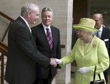 POOL / REUTERS En un acto histórico, la reina Isabel II de Inglaterra y el viceprimer ministro norirlandés y excomandante del inactivo IRA, el republicano Martin McGuinness, se han dado la mano durante una reunión celebrada en Belfast. Este encuentro fue a puerta cerrada en un teatro de la capital norirlandesa, pero fue captado por una cámara de televisión y las imágenes difundidas después por las cadenas británicas. Este gesto certifica el éxito del proceso de paz y sella la reconciliación entre dos antiguos enemigos, representados por la soberana y el exdirigente paramilitar, símbolos del vínculo de la provincia con el Reino Unido y de la oposición a la presencia británica en Irlanda del Norte, respectivamente.