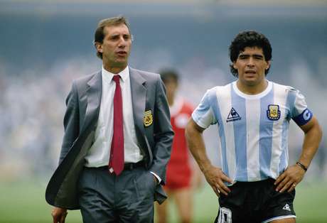 Getty El 29 de junio de 1986, en México, Argentina lograba un título que jamás pudo volver a repetir. Hace 26 años el seleccionado albiceleste levantaba su segunda Copa del Mundo de la mano del jugador más grande de todos los tiempos: Diego Armando Maradona. Con un equipo a su medida, Carlos Salvador Bilardo formó una alineación inquebrantable que ganó 6 partidos y empató tan sólo uno en la primera fase con Italia. Las víctimas de la selección de Maradona fueron: Corea del Sur y Bulgaria en primera fase, Uruguay en octavos, Inglaterra en cuartos (con el mejor gol de la historia de los mundiales y “La mano de Dios”, incluida), Bélgica en semis, y Alemania en la final. Argentina también contó con jugadores de la talla de Ruggeri, Batista y Burruchaga entre otros.