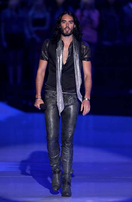 O ator Russell Brand é um dos adeptos da moda das calças justissímas ao corpo O ator Russell Brand é um dos adeptos da moda das calças justissímas ao corpo