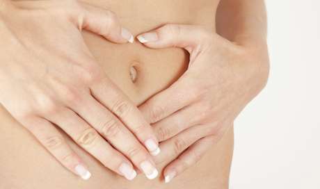 O inchaço abdominal é algo comum entre as mulheres e, em alguns casos, pode aumentar a circunferência da cintura a ponto de transformar a silhueta. O problema atinge uma entre cinco mulheres, que podem passar alguns dias com o incômodo. Algumas chegam a relatar que a sensação causa desconfortos físicos e morais, pois as consequências vão desde não conseguir amarrar os cadarços dos sapatos até ser confundida com uma grávida. Em casos extremos, o inchaço pode aumentar em até 12 cm a circunferência da região. A jornalista Martha Alexander, do jornal inglês Daily Mail, visitou alguns especialistas, de áreas diferentes, para tentar descobrir as causas do inchaço e resolver o problema. Ela relata que sofreu de inchaço pela primeira vez há quatro anos e que a princípio não deu muita importância, principalmente porque é praticante assídua de atividades físicas, como ciclismo e corrida. Veja algumas de suas descobertas: O inchaço abdominal é algo comum entre as mulheres e, em alguns casos, pode aumentar a circunferência da cintura a ponto de transformar a silhueta. O problema atinge uma entre cinco mulheres, que podem passar alguns dias com o incômodo. Algumas chegam a relatar que a sensação causa desconfortos físicos e morais, pois as consequências vão desde não conseguir amarrar os cadarços dos sapatos até ser confundida com uma grávida. Em casos extremos, o inchaço pode aumentar em até 12 cm a circunferência da região. A jornalista Martha Alexander, do jornal inglês Daily Mail, visitou alguns especialistas, de áreas diferentes, para tentar descobrir as causas do inchaço e resolver o problema. Ela relata que sofreu de inchaço pela primeira vez há quatro anos e que a princípio não deu muita importância, principalmente porque é praticante assídua de atividades físicas, como ciclismo e corrida. Veja algumas de suas descobertas: