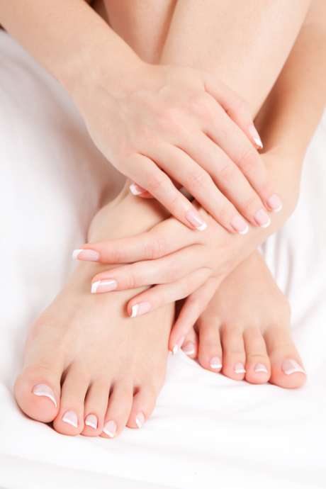 Getty Images Embora existam alguns tratamentos que você prefere deixar para os profissionais, como depilação com cera, uma boa pedicure feita em casa pode durar até três semanas, se feita direito. "Passar 30 minutos em um bom 'faça você mesmo' é um dos tratamentos de beleza mais transformadores que você pode fazer", disse a especialista em saúde do pé, Margaret Dabbs, ao Daily Mail. Além de deixar seus pés bonitos, uma boa pedicure pode ser até mesmo um impulsionador de confiança", acrescentou