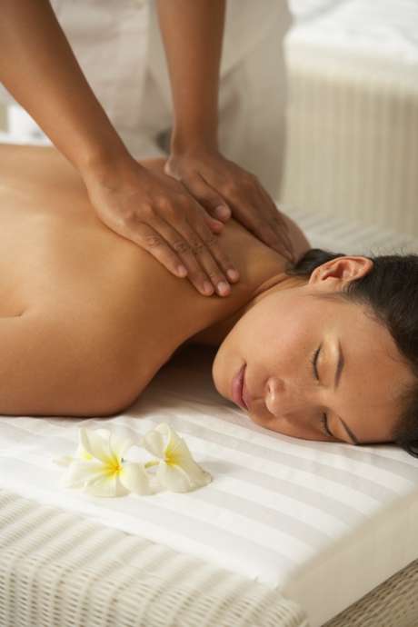 A massagem relaxa os músculos tensos, reduz a dor e melhora a circulação, detalhes que podem fazer maravilhas para a mente A massagem relaxa os músculos tensos, reduz a dor e melhora a circulação, detalhes que podem fazer maravilhas para a mente