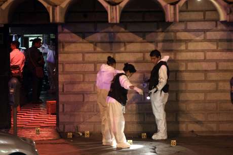 EFE El enfrentamiento entre cárteles mexicanos ha provocado más de un centenar de asesinados en lo que va del 2012. En el último caso, el 13 de agosto, ocho personas murieron y una más resultó herida en un ataque a un bar ubicado en Monterrey (norte de México) por hombres armados que se identificaron como miembros del cártel del Golfo, confirmaron fuentes oficiales. El vocero del Consejo de Seguridad estatal, Jorge Domene, dijo que un grupo armado llegó al bar Matehuala, en el centro de Monterrey, capital del estado de Nuevo León, alrededor de las 23.00 hora local y abrió fuego de manera indiscriminada.