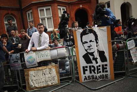 Getty Images El fundador del sitio web WikiLeaks, Julian Assange, dijo que la decisión anunciada este jueves por Ecuador de concederle asilo político es una "victoria importante". El activista y periodista está siendo buscado por varios países y por varias razones: una denuncia en su contra por violación y la difusión de su sitio de documentos secretos del Departamento de Defensa y el de Estado de Estados Unidos, lo que generó un escándalo en todo el mundo y puso en aprietos al gobierno del presidente Barack Obama.