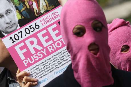 Getty Images Las tres integrantes del grupo de punk Pussy Riot han conocido la sentencia de dos años de prisión por gamberrismo "motivado por odio religioso". Su actuación en la catedral de Cristo Salvador de Moscú ha sido considerada demasiado provocativa por las autoridades rusas, a las que poco ha importado el movimiento en defensa de la libertad de expresión liderado por artistas como Madonna, Peaches o Paul McCartney. El caso de la banda no ha sido el primer enfrentamiento entre música, justicia y política. Una combinación cuanto menos peligrosa.