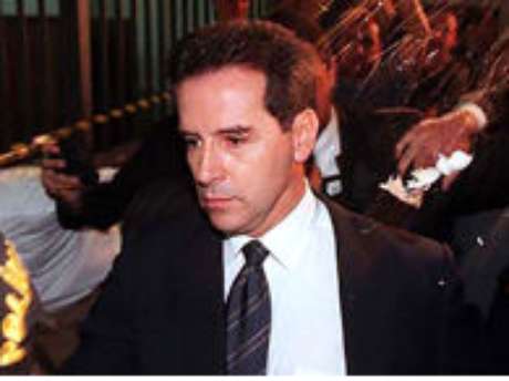 Luiz Estevão responde a processo por fraude em licitações <p>Luiz Estevão responde a processo por fraude em licitações</p>