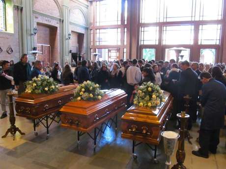 Terra <p>El funeral de las tres víctimas del triple parricidio de Curicó.</p>