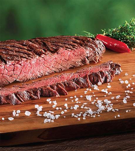 Escolher a carne certa, saber acender uma boa brasa e preparar bons acompanhamentos são alguns dos segredos para obter sucesso no churrasco Escolher a carne certa, saber acender uma boa brasa e preparar bons acompanhamentos são alguns dos segredos para obter sucesso no churrasco