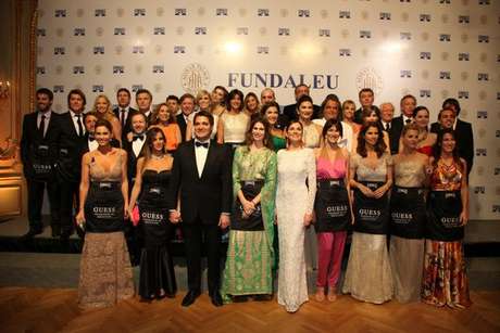 Gentileza FUNDALEU En el Alvear Palace Hotel se llevó a cabo la tradicional gala solidaria de FUNDALEU (Fundación para Combatir la Leucemia) en donde empresarios y famosas personalidades del mundo del espectáculo se unieron para recaudar fondos para la investigación y tratamiento de las enfermedades oncológicas de la sangre. Famosos por la vida, en su edición XVII, obtuvo un nuevo récord en solidaridad: $1.400.000. Catherine Fulop, Nicole Neumann, Martín Palermo e Iván de Pineda fueron algunas de las celebridades que ayudaron a conseguir este monto de dinero. Los famosos fueron los encargados de vender las tradicionales bolsitas Guess, gift sponsor de la gala. Por su parte, la exclusiva marca de relojes Raymond Weil contó con un momento especial en el cual agasajó y sorprendió a todos los invitados, recaudó $84.500. La tradicional gala solidaria se llevó a cabo con gran éxito y una vez más, las celebridades se unieron en una nueva cruzada solidaria a favor de la vida.