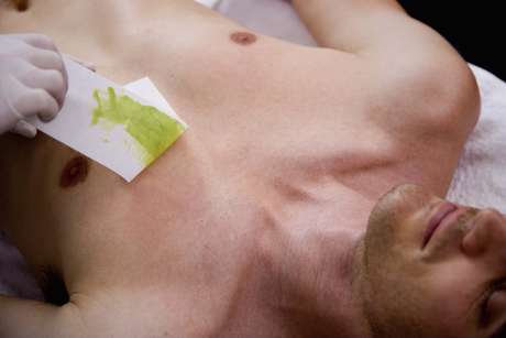 Cada vez mais homens estão aderindo à depilação masculina, com lâmina de barbear, cera, creme deiplatório, máquina de cortar pelo e até laser Cada vez mais homens estão aderindo à depilação masculina, com lâmina de barbear, cera, creme deiplatório, máquina de cortar pelo e até laser