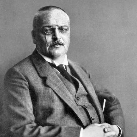 Divulgación Esta grave e incurable, hasta el momento, enfermedad neurodegenerativa lleva el nombre del médico alemán que la estudió y descubrió: Alois Alzheimer (1864-1915). Todo comenzó en 1906 tras el estudio del cerebro de una mujer de 51 años (Augusta D), que ingresó en 1901 al Hospital de Frankfurt debido a un delirio de celos que derivó en alucinaciones, pérdida de memoria, desorientación temporoespacial, trastorno del lenguaje, alteraciones de conducta y paranoia. La paciente murió luego de permanecer inmóvil en la cama durante mucho tiempo y por lo cual tuvo una fuerte infección pulmonar y otras heridas.