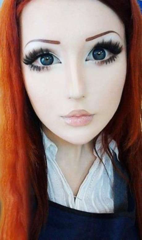 Facebook Anastasiya Shpagina Ojos deformados, rasgos híper refinados y una casi escuálida figura, son las características de Anastasiya Shpagina, una joven ucraniana que decidió operar su cuerpo y rostro para parecer una verdadera Barbie. Siguiendo el ejemplo de Dakota Rose, más conocida como Kota Koti y Valeria Lukyanova, esta chica busca parecerse aún más a la muñeca causando revuelo en distintos medios y redes sociales. La joven tiene una cuenta en Facebook donde postea fotografías y videos donde muestra algunos tutoriales para maquillarse. Anastasiya también cuenta con un canal de You Tube donde publica videos de sus entrevistas, así como clips donde sólo mueve los ojos o baila al ritmo de la música, evidentemente los comentarios negativos no se hacen esperar.