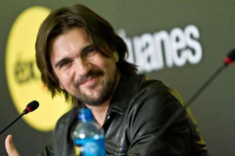 Terra Colombia Colombia cuenta con 18 nominaciones para la edición 2012 de los premios Grammy Latino. Juanes, ChocQuibTown, Shakira y Fonseca son algunos de los artistas que figuran en la lista. A continuación Terra presenta la lista de los colombianos nominados a los premios. Juanes. El cantante paisa obtuvo cuatro nominaciones. Mejor Álbum del año y Mejor Video del año por su 'MTV Unplugged'; Grabación del Año y Mejor canción del año por 'Azul Sabina' con el cantante Joaquin Sabina. También está nominado Juan Luis Guerra a mejor productor por el disco de Juanes 'MTV Unplugged'.