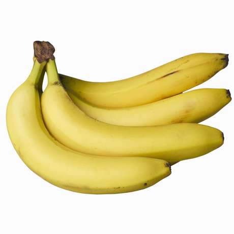 Getty Images A banana tem uma reputação impecável no mundo saudável, seja como reposição natural de energia, substituta de isotônicos ou fonte de potássio. Segundo o jornal The Huffington Post, a fruta tem aproximadamente 422 miligramas de potássio, cerca de 11% do total de 4.700 miligramas que os adultos devem consumir diariamente. Um estudo divulgou que ciclistas desempenham melhores resultados depois de comer uma banana do que beber isotônicos. No entanto, este não é o único alimento onde os eletrólitos podem ser encontrados. Os vegetais também são ótimas fontes de potássio, contou a Dra. Angela Ginn, porta-voz da Academia de Nutrição e Dieta. As pessoas pensam que há potássio apenas na banana, concluiu. Veja outros alimentos ricos no nutriente
