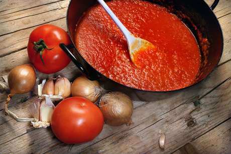 Getty Images Salsa de tomate: una taza de salsa de tomate industrializado contiene más de 800 miligramos de potasio. Pero debes tener cuidado de no elegir una marca que le agregue sodio y azúcar.