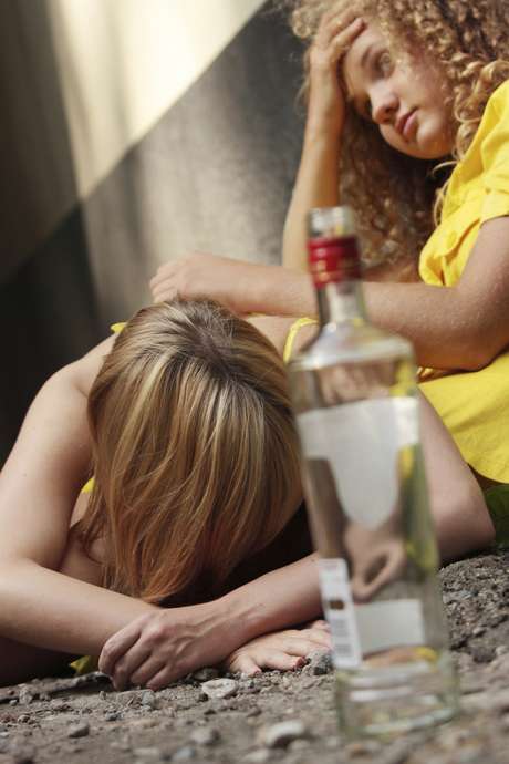 Adolescentes têm assutado pais e médicos com consumo exagerado de álcool via anal, vaginal e até pingando no olho