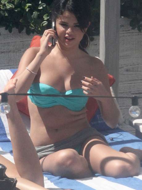 Selena Gomez Asolea Sus Curvas En Las Playas De Miami