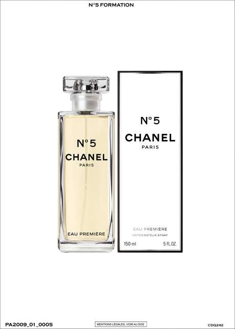 Chanel n°5: é o perfume mais famoso do mundo. Foi criado em 1921 pelo perfumista Ernest Beaux com um pedido de Coco Chanel para ter 'um perfume de mulher que cheirasse como uma mulher'. A atriz Marilyn Monroe afirmou que usava para dormir apenas algumas gotas dos perfumes. De intensa fragrância floral, as principais notas do perfume são jasmim e rosa. O perfume levava mais de 80 ingredientes, incluindo aldeídos sintéticos, usados pela primeira vez na perfumaria, fato que mudou os rumos da indústria em todo o mundo. Em 1924, foi lançada uma versão Eau de Toilette, com notas de sândalo e outras florais mais sutis; a versão eau de parfum foi reeditado em 1986, e recebeu notas cítricas e de baunilha. E, em 2008, o Eau Premiére, ganhou reforço das notas florais. N°5 Parfum: R$675 (15 ml); R$336 (7,5 ml); N°5 Eau de Parfum: R$328 (50 ml); R$444 (100 ml) N°5 Eau de Toilette: R$ 307 (50 ml); R$406 (100 ml) N°5 Eau Première R$ 340 (75 ml); R$247 (100 ml) Chanel n°5: é o perfume mais famoso do mundo. Foi criado em 1921 pelo perfumista Ernest Beaux com um pedido de Coco Chanel para ter 'um perfume de mulher que cheirasse como uma mulher'. A atriz Marilyn Monroe afirmou que usava para dormir apenas algumas gotas dos perfumes. De intensa fragrância floral, as principais notas do perfume são jasmim e rosa. O perfume levava mais de 80 ingredientes, incluindo aldeídos sintéticos, usados pela primeira vez na perfumaria, fato que mudou os rumos da indústria em todo o mundo. Em 1924, foi lançada uma versão Eau de Toilette, com notas de sândalo e outras florais mais sutis; a versão eau de parfum foi reeditado em 1986, e recebeu notas cítricas e de baunilha. E, em 2008, o Eau Premiére, ganhou reforço das notas florais. N°5 Parfum: R$675 (15 ml); R$336 (7,5 ml); N°5 Eau de Parfum: R$328 (50 ml); R$444 (100 ml) N°5 Eau de Toilette: R$ 307 (50 ml); R$406 (100 ml) N°5 Eau Première R$ 340 (75 ml); R$247 (100 ml)