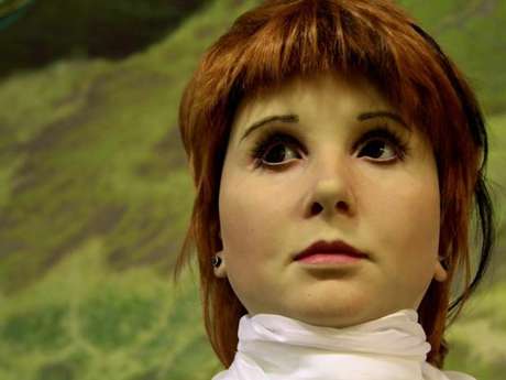 Mikhail Shcherbakov / Michael Vokabre/Gizmag.com/Reproducción En Rusia fue presentada Alissa, la primera robot androide del país. La robot tiene una cara hiperrealista que asemeja a un rostro humano e imita los gestos suaves de una jovencita. Además, "Alissa" puede desviar la mirada intentado pensar las palabras que va a pronunciar. La cabeza de la robot está dotada de 30 puntos de articulación diferentes cubiertos por una cara de silicona. La robot se maneja a distancia con un panel de control inalámbrico.La androide fue creada por Dmitry Itskov, quien se hizo famoso hace algunos años por augurar que en pocas décadas podremos trasplantar nuestras mentes en máquinas humanoides, por lo que se podría sobrevivir como androides.