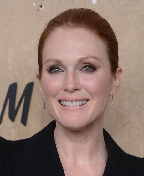 Julianne se junta a um time de celebridades que já estiveram à frente da marca, como Gwen Stefani, Claudia Schiffer e Lea Michelle Julianne se junta a um time de celebridades que já estiveram à frente da marca, como Gwen Stefani, Claudia Schiffer e Lea Michelle