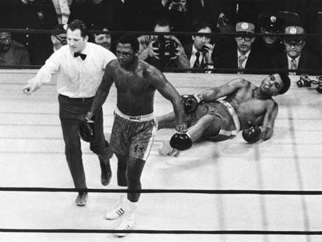 AP Duelos impresionantes en el boxeo se han dado en la historia de este deporte. También un ingrediente que ha vuelto emocionantes ciertas peleas son las rivalidades marcadas por varios duelos, en especial de tres. Aquí recordamos un Top 5 de aquellas trilogías que levantaron del asiento a los fanáticos del pugilismo. La número es sin duda la que se dio entre Mohamed Ali y Joe Frazier en la década de los 70. El primer combate entre estos titanes se dio el 8 de marzo de 1971. Contra todos los pronósticos 'Smokin Joe' derrotó a Ali para quitarle el invicto.