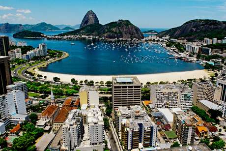 Ascom Riotur Rio de Janeiro, Brasil - Não há dúvida alguma, o Rio de Janeiro merece o seu apelido de Cidade Maravilhosa. Suas belezas naturais, com marcos como o Pão de Açúcar, o Cristo Redentor, a Lagoa Rodrigo de Freitas e as praias icônicas de Copacabana e Ipanema, combinadas com o ambiente vibrante de uma cidade única, atraem turistas do mudo inteiro ano após ano. E o turismo, assim como os preços, promete aumentar muito nos próximos anos, com a chegada da Copa do Mundo e dos Jogos Olímpicos, em 2014 e 2016. É por isso que o ano de 2013 pode ser o melhor momento para visitar o do Rio de Janeiro, antes que a cidade fique mais cara