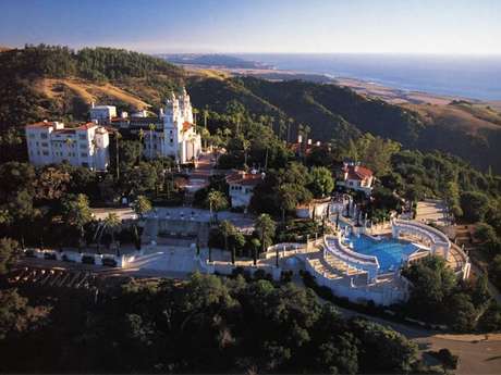 Businessinsider.com The Hearst Mansion: Tiene 50,000 pies cuadrados, está ubicada en Los Angeles, California cerca de la comunidad no incorporada de San Simeon, California aproximadamente 250 millas (400 km) de Los Ángeles y San Francisco. La finca está a cinco millas (ocho kilómetros) de interior alto de una colina de la Sierra de Santa Lucía, a una altura de 1.600 pies (490 m). La región está escasamente poblada debido a la Cordillera de Santa Lucia su cercanía el Océano Pacífico ofrecen espectaculares vistas junto al mar. Hearst Castle fue construido en Rancho Piedra Blanca que el padre de William Randolph Hearst, George Hearst, adquirió originalmente en 1865.