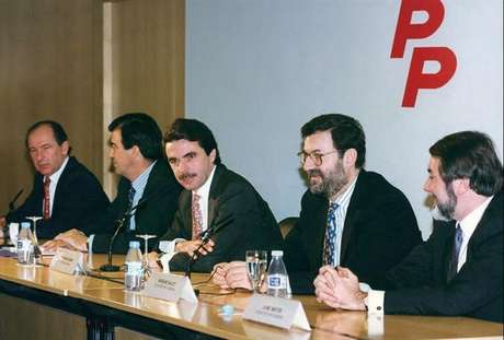 EFE en español El expresidente del Gobierno José María Aznar asegura en sus memorias que la decisión más difícil que ha tomado en su vida fue mantener su compromiso de no presentarse a un tercer mandato y señala que la elección de Mariano Rajoy como su sucesor fue por el interés de España. Eso sí, especifica que, en el año 2000, por dos veces le ofreció a Rodrigo Rato que le sucediese al frente del partido y del Gobierno. Según Aznar, Rato rechazó esta oferta porque no se veía capaz de asumir esa responsabilidad en ese momento porque tenía niños pequeños. Según Aznar en 2003 Rato cambió de idea y le dijo que quería ser candidato, pero para entonces la apuesta del ex presidente ya era Mariano Rajoy.